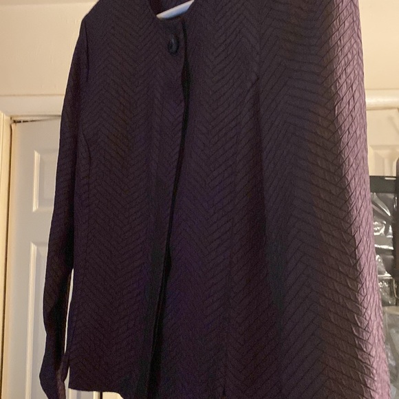 Brown design skirt suit very flattering - Picture 4 of 8